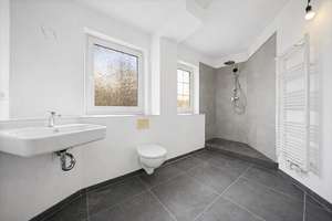 CA. 3.785,-€ pro QM Wfl. - MODERNE 3 ZI. WOHNUNG IM ARCHITEKTENHAUS - 2025 modernisiert – Die vollständige Adresse der Immobilie erhältst du vom Anbieter., 12623 Mahlsdorf, Berlin – Vorschaubild 7