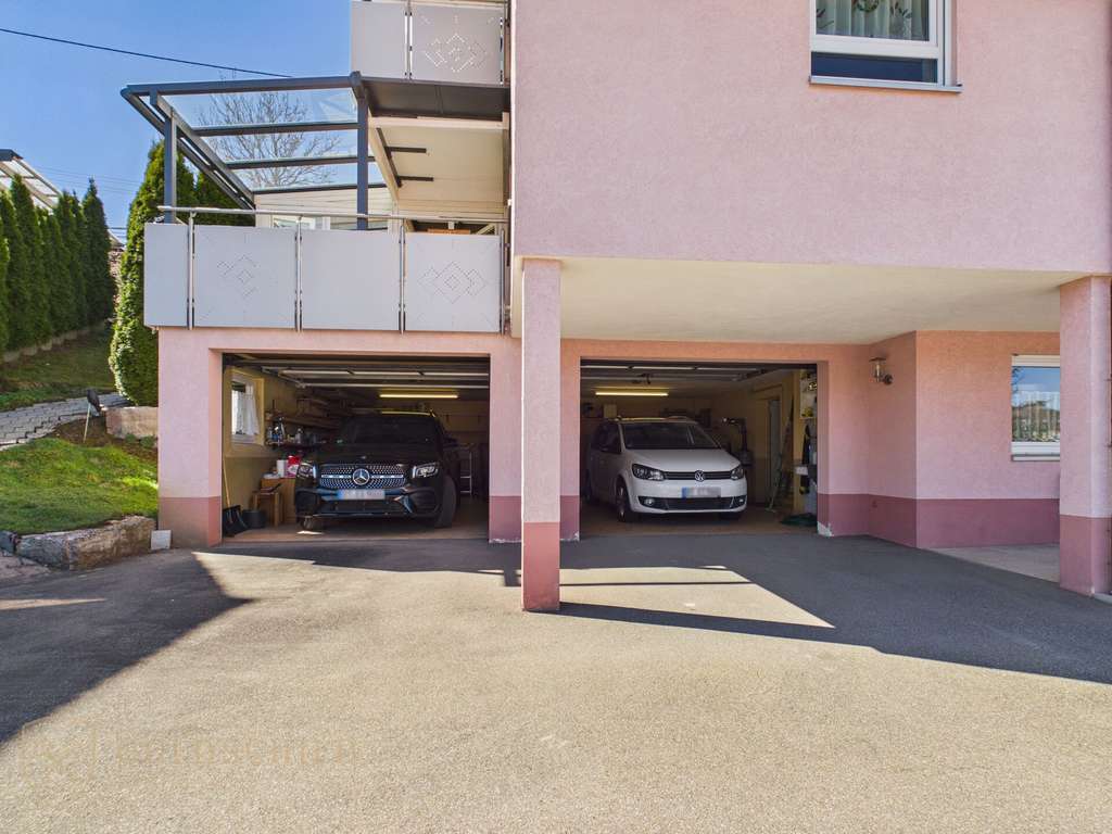 Immobilie in Sonnenbühl - Solides und großzügiges Zweifamilienhaus mit Aufzug, 
2 integrierten PKW Garagen und barrierearmer  - Bild 4
