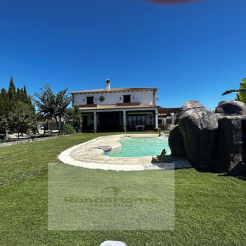 Andalusischer Charme und Exklusivität: Atemberaubende Villa mit Pool im Strandstil, Weinberg und Gär
