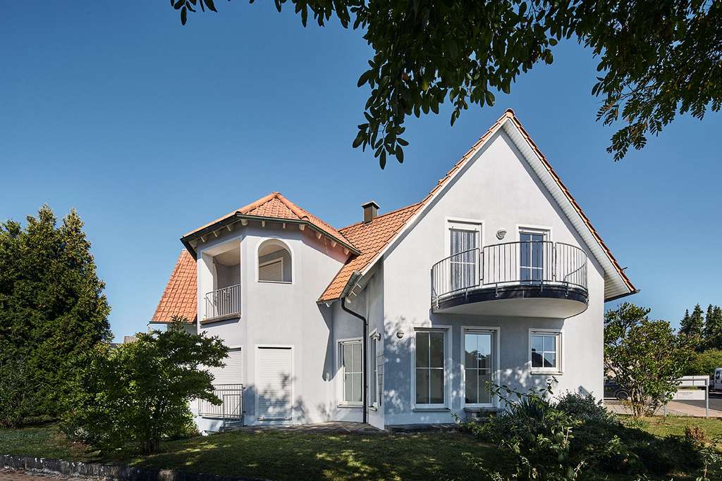 Immobilie in Poppenricht - Gepflegtes Mehrfamilienhaus mit 2 Wohneinheiten und Praxis - Bild 0