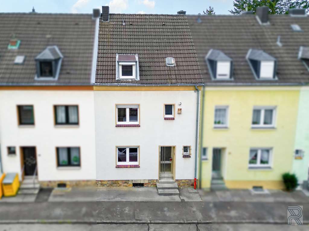 Reihenmittelhaus mit viel Platz, Garten, Keller, Garage & Potential in Stolberg