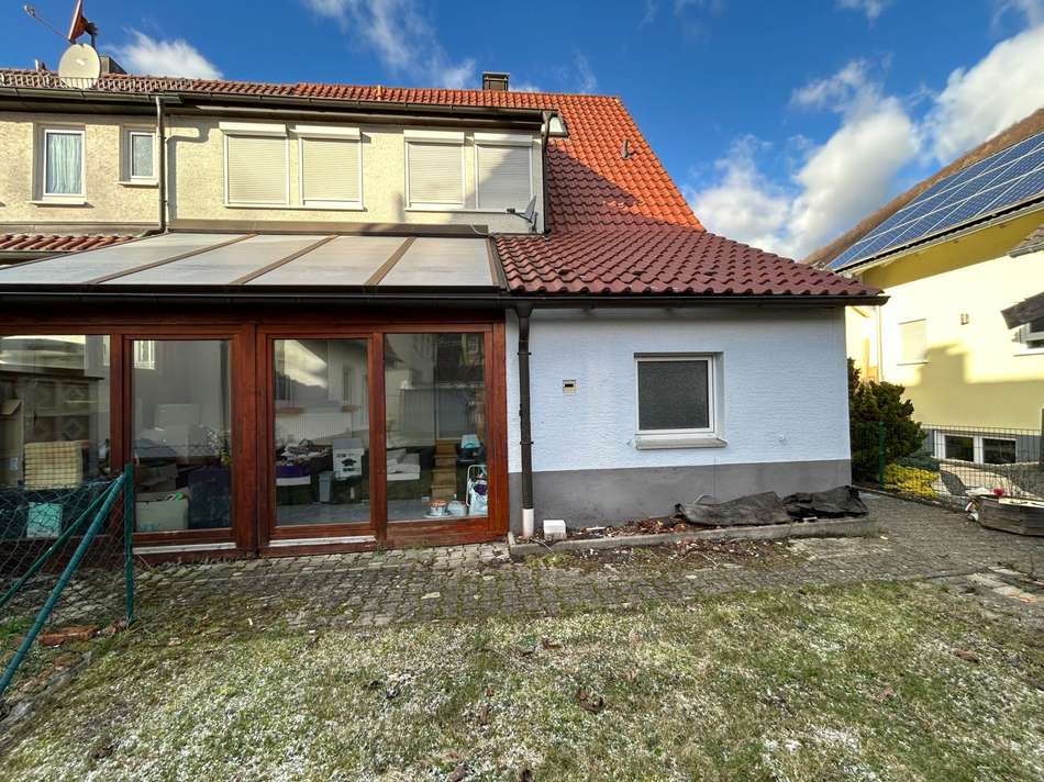Hausansicht mit Garten