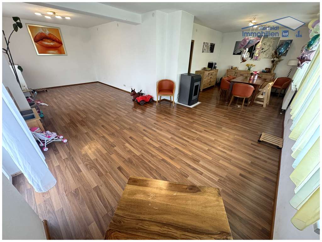 Immobilie in Marktoberdorf - Geräumiges Zweifamilienhaus mit Dachterrasse und viel Potenzial für Familien - teilrenoviert - Bild 3