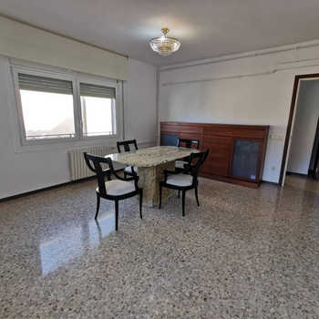 Haus zum Verkauf in Amer mit 3 separaten Wohnungen