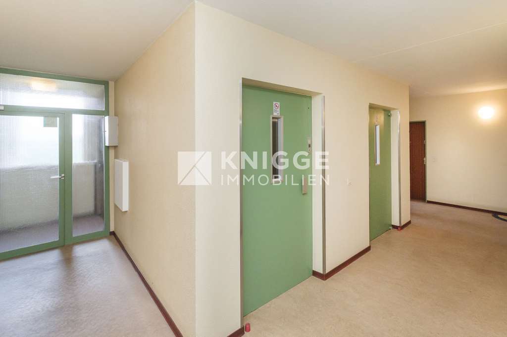 Immobilie in Bergisch Gladbach - +++ 3540 - Großzügige 4-Zimmer-Wohnung in beliebter Lage mit Weitblick und TG-Stellplatz +++ - Bild 3