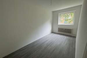 Renovierte 3-Zimmer-Wohnung mit Balkon und schönem Grünblick im 1. Obergeschoss – Bodenbacher Ring 105, 38229 Gebhardshagen, Salzgitter – Vorschaubild 3