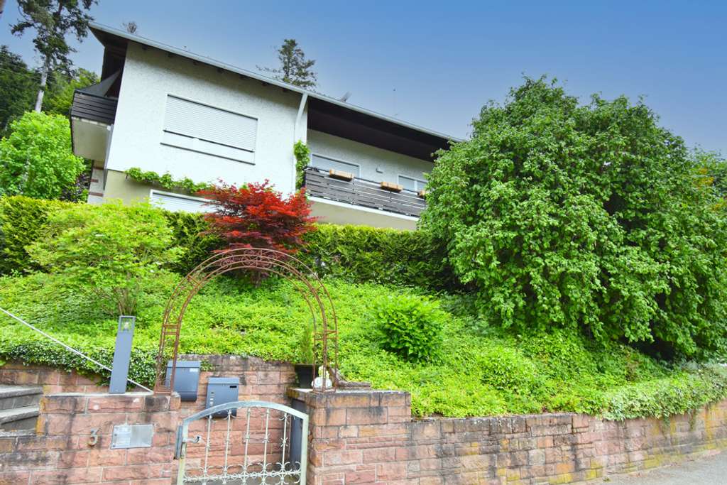 Immobilie in Bad Liebenzell - **Wohnen auf der Sonnenseite**Großzügiges Einfamilienhaus mit Einliegerwohnung in Waldrandlage** - Bild 0