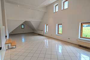 Maisonette-Wohnung in ungestörter Lage mit eigenem Garten und originellem Schnitt