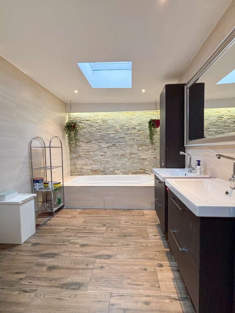 Immobilie in Hofheim am Taunus - Wallau: Eigene "Wohninsel" mit viel Privatsphäre! Hofhaus 270 m², nutzbar auch für 2 Generationen. - Bild 6