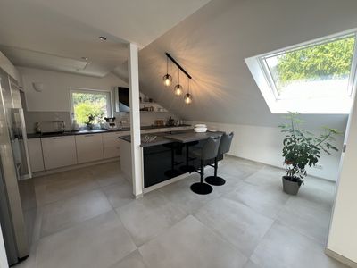 Modernes Wohnen im Neubau: 4-Zimmer-Wohnung mit Fußbodenheizung, 2 Carport & A3-Anbindung