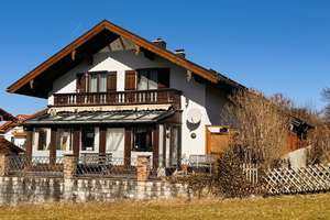 Zum Renovieren! Älteres Einfamilienhaus mit schönem Bergblick – Die vollständige Adresse der Immobilie erhältst du vom Anbieter., 83677 Reichersbeuern – Vorschaubild 2