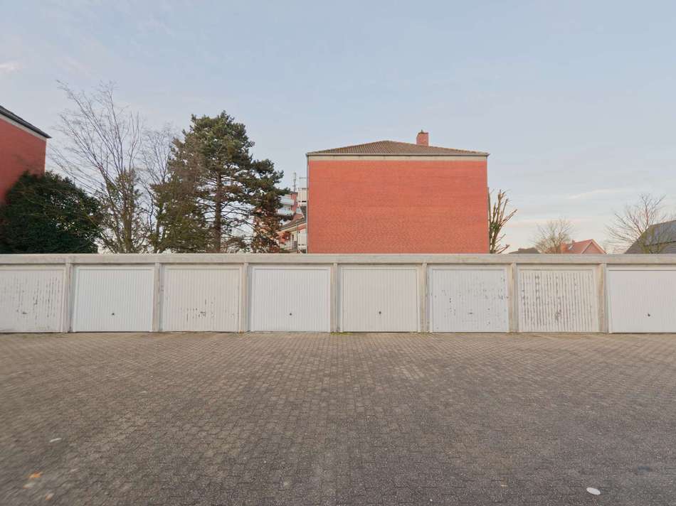 zugehörige Garagen im Hof