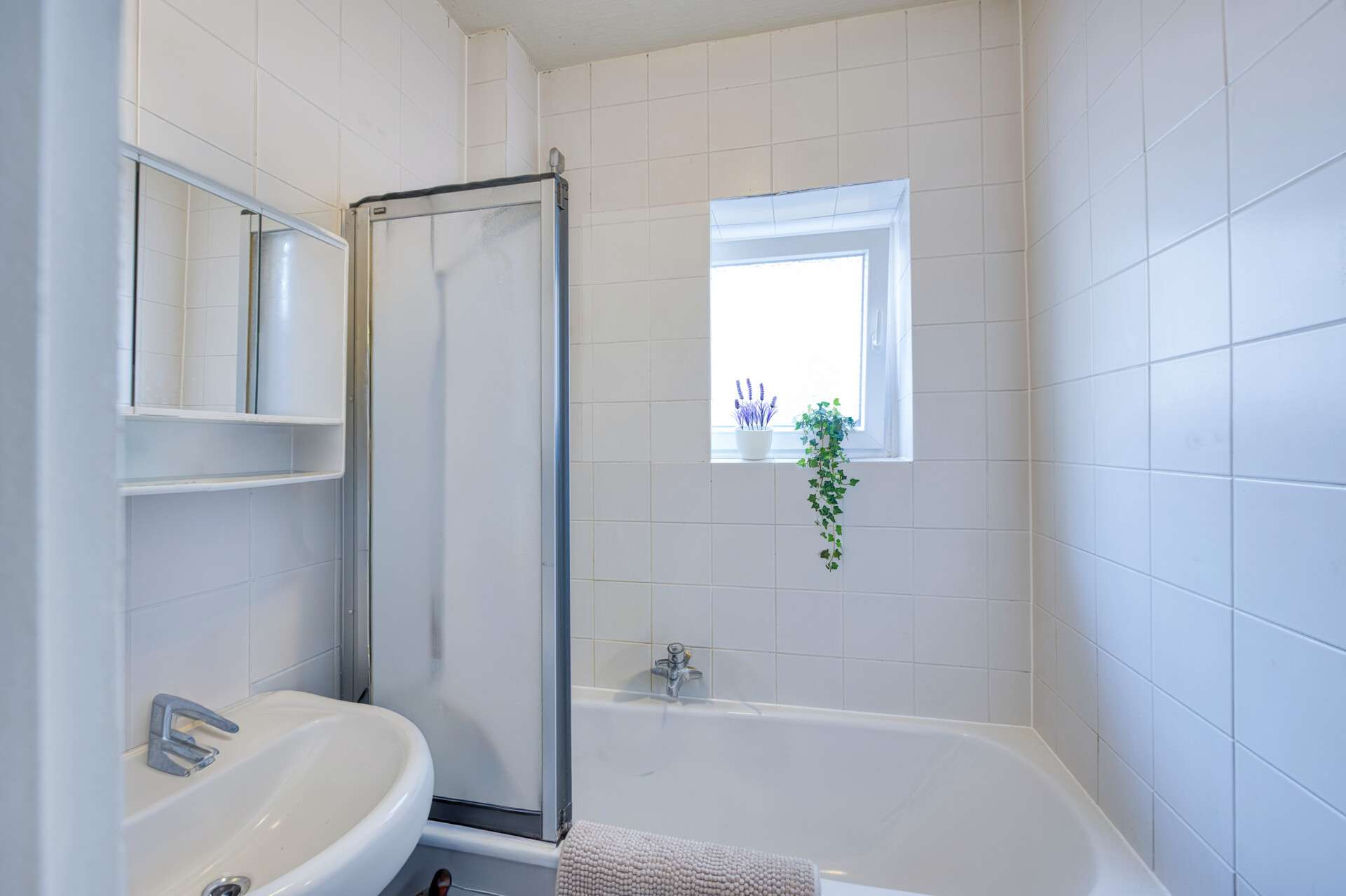 Charmante 2-Zimmer-Wohnung mit hohen Decken in ruhiger Lage von Sachsenhausen, Frankfurt am Main – Bild 4