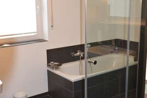 Wohnen mit Charakter: 3-Zimmer-Erdgeschosswohnung mit kleinem Garten in Oldenburg  – Sandweg 203b, 26135 Drielaker Moor, Oldenburg (Oldenburg) – Vorschaubild 3