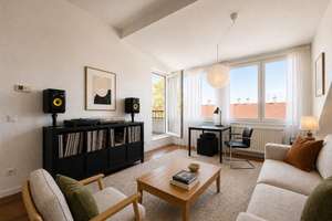 Helle Dachgeschosswohnung mit Terrasse in der Nähe des Boxhagener Platzes