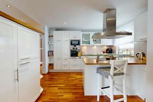 Ohne Provision und ab sofort frei! Freistehendes 2-FH mit 5,5-Zi.-Maisonette plus 3 Zi.-WE im EG – Philippseicher Str 4, 63303 Dreieich – Vorschaubild 1