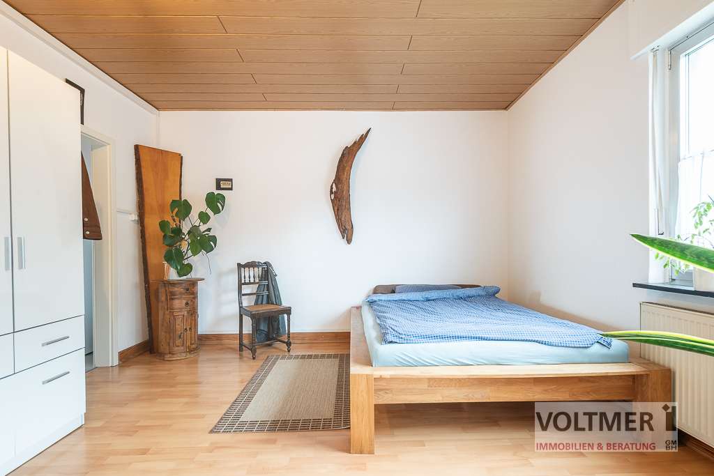 Immobilie in Kirkel - GROSSFLÄCHIG - Zweifamilienhaus mit diversen Garagen und potenziellem Bauland in Kirkel-Limbach! - Bild 4