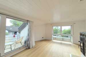 Lichtdurchflutete 4 Zi.-Maisonettewohnung mit Balkon, Kaminofen und Dachstudio mit Panoramablick – Limburg-Weilburg (Kreis) – Vorschaubild 2