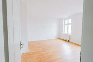 Renovierte 3 Zimmer-Wohnung mit neuer Einbauküche und stilvollem Echtholzparkett