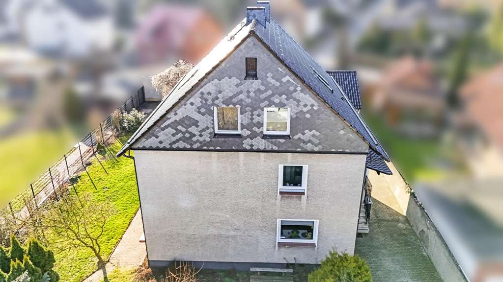 Immobilie in Pattensen - Kapitalanlage in Pattensen - teilmodernisiertes 3 Familienhaus mit 3 Garagen und schönem Grundstück - Bild 1