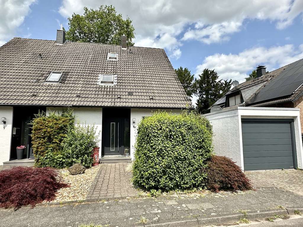 Doppelhaushälfte mit schönem Garten in beliebter Wohnlage