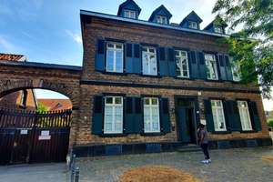 Exklusives, voll möbliertes Apartment in historischer Hofanlage 