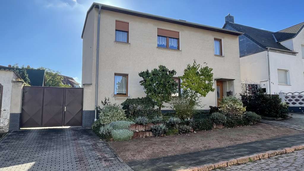 Immobilie in Könnern - Teilsaniertes Haus in angenehmer Lage
 - Bild 0