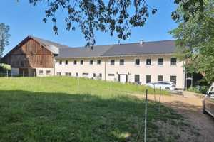 Kleiner Vierseithof mit saniertem Wohnhaus auf ca. 1,2 ha zu verkaufen – Tirschenreuth (Kreis) – Vorschaubild 1