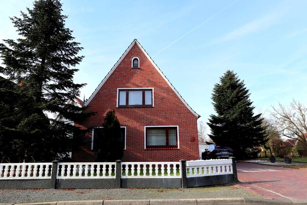 Immobilie in Rhauderfehn - EFH im Zentrum von Rhauderfehn * 6 ZKB * Kanallage * Bj. 1962 * 1294 m² Grundstück * - Bild 1