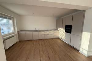 Lichtdurchflutetes Wohnen mit Skylineblick und Klimaanlage