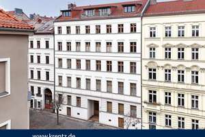 Klassischer Altbau mit Dielenboden und Balkon zwischen Prenzlauer Berg und Mitte