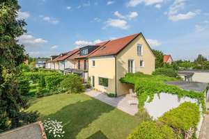 Familienfreundliches Reihenendhaus mit sonnigem Garten  zur Neugestaltung
