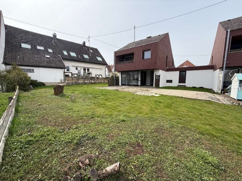 Garten mit Hausrückseite 