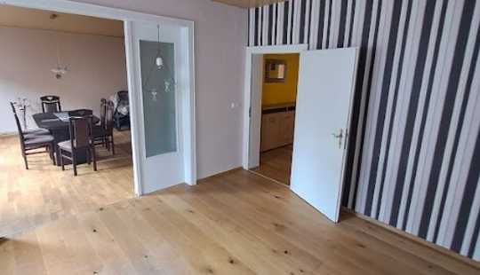 Bild von Gepflegtes EFH mit Einliegerwohnung. 2 Garagen. Viel Nebengelass