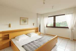 Top gepflegtes Einfamilienhaus in herrlicher Aussichtslage, Einliegerwohnung und großzügigem Garten – Die vollständige Adresse der Immobilie erhältst du vom Anbieter., 71296 Heimsheim – Vorschaubild 11