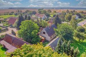 Renovierungsbedürftiges Einfamilienhaus samt Garten, 2 Garagen und 3 Freistellplätzen – Bienenweg 39, 17039 Neuenkirchen – Vorschaubild 1