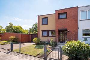 Viel Platz, zwei Gartenbereiche und Garage – gepflegtes Reihenendhaus in Bremen-Blockdiek – Die vollständige Adresse der Immobilie erhältst du vom Anbieter., 28237 Blockdiek, Bremen – Vorschaubild 2