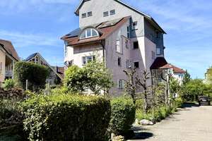 Wohnen im Einklang mit Natur und Architektur – außergewöhnliche Maisonette-Wohnung mit Wintergarten