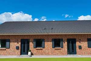 Moderne Neubau-Doppelhaushälfte in massiver Bauweise mit Garten - neuester Energiestandard – Am Rodelberg 1, 24306 Plön (Kreis) – Vorschaubild 1