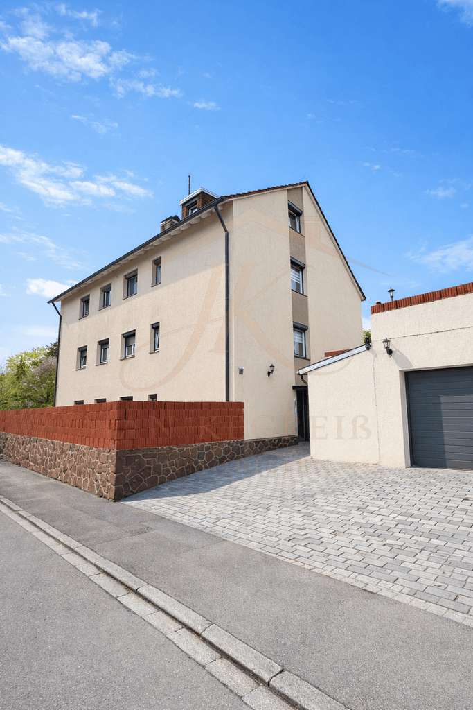 Immobilie in Magstadt - Ein Haus, das mehr kann: Stilvoll wohnen & clever investieren in Magstadt - Bild 0