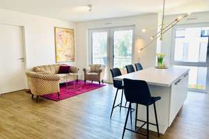 Neuwertige 2-Raum-Wohnung voll möbliert und ausgestattet mit Balkon und Einbauküche