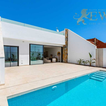 Elegante Villa mit privatem Pool neben dem Golfplatz in Los Alcázares