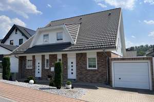 Neuwertiges Zweifamilienhaus in ruhiger, zentraler Lage von Kreuztal! – Die vollständige Adresse der Immobilie erhältst du vom Anbieter., 57223 Kreuztal – Vorschaubild 1