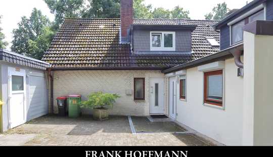 Bild von Ein Zuhause für Generationen – Charmantes Zweifamilienhaus in Hamburg-Poppenbüttel