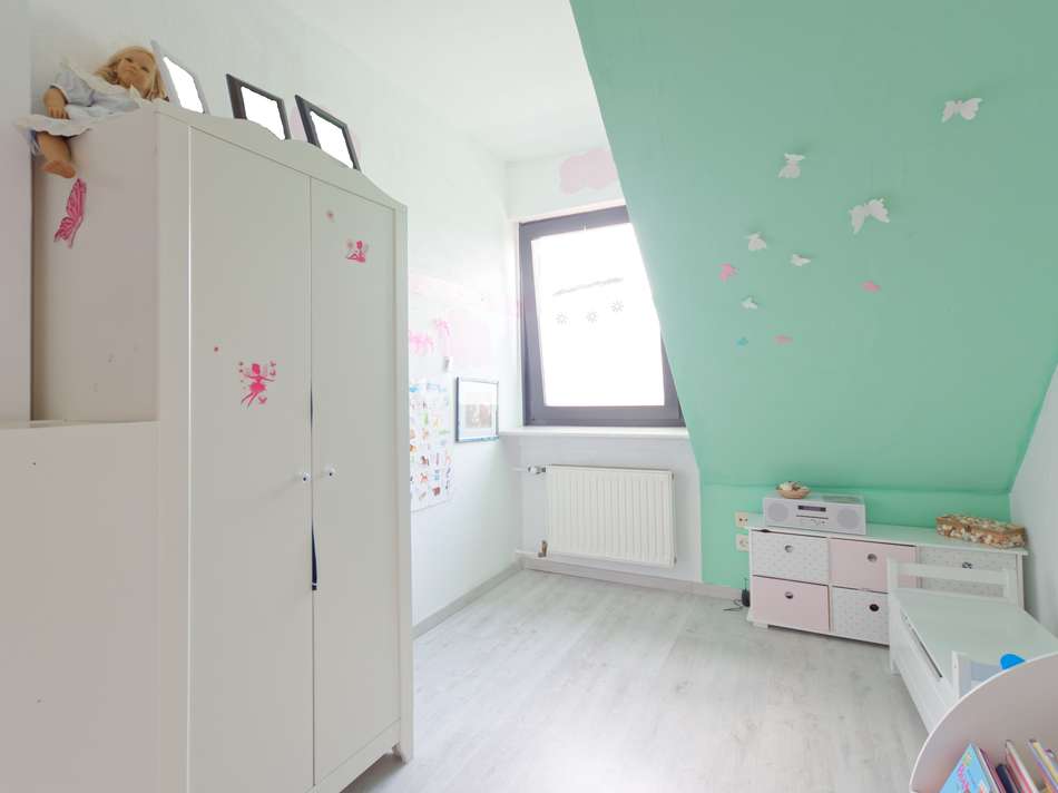 kleineres Kinderzimmer rech...