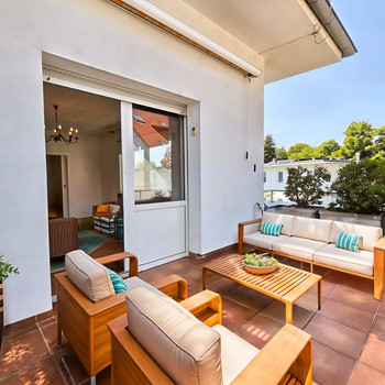 Altbaucharme trifft ruhige Stadtnähe – großzügige Vier-Zimmer-Wohnung mit zwei Balkonen und Garage