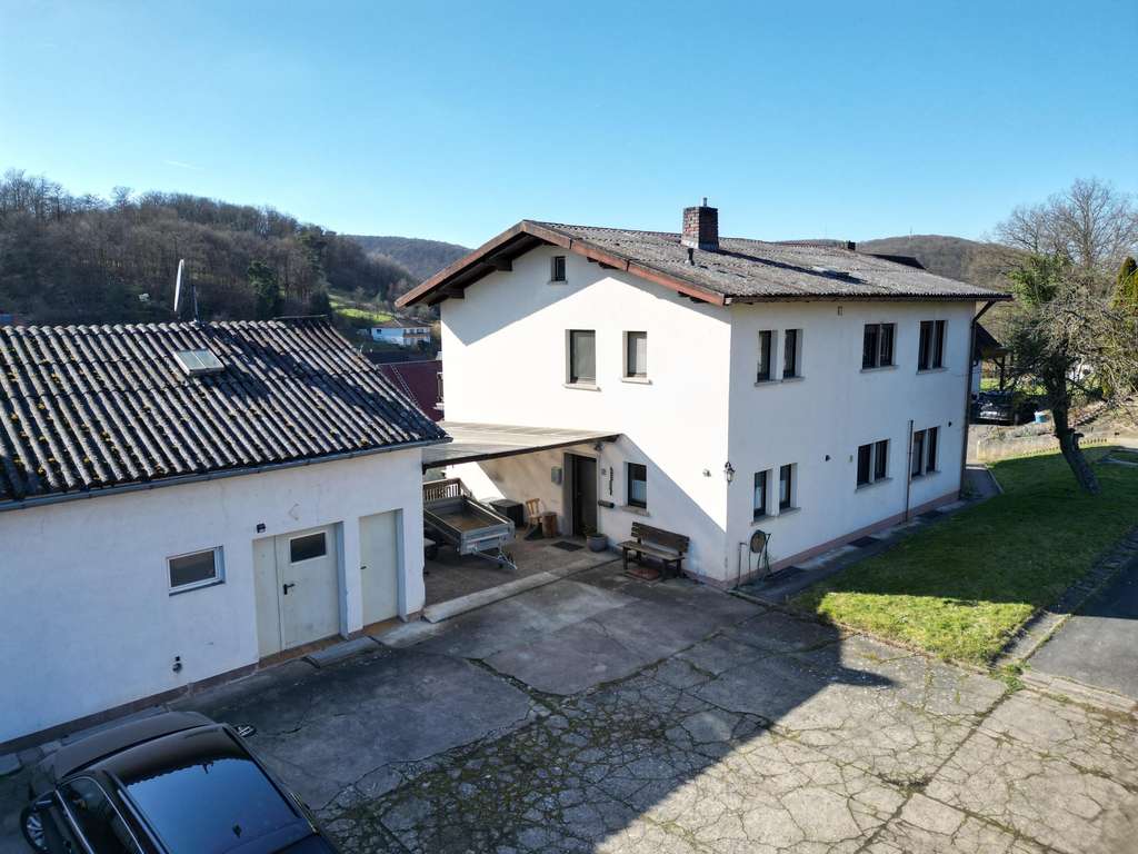 Immobilie in Gemünden am Main - Großzügiges Zweifamilienhaus mit 4 Garagen, Scheune und vielseitigen Nebengebäuden - Bild 1