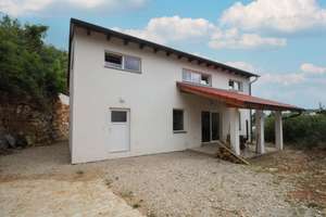 Neuwertiges exklusives Haus mit Garten in Lauterhofen – Die vollständige Adresse der Immobilie erhältst du vom Anbieter., 92283 Lauterhofen – Vorschaubild 1