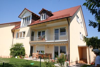 Familienfreundliche 3+1 Zimmer EG-Wohnung mit großem Südgarten incl. 30 qm Hobbyraum im KG