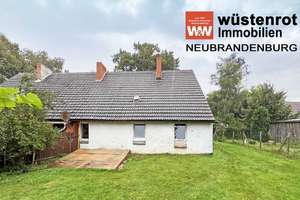 URIGE DOPPELHAUSHÄLFTE IM GRÜNEN MIT EINBAUKÜCHE UND AUSBAURESERVE AUF EINEM GROSSEM GRUNDSTÜCK – Die vollständige Adresse der Immobilie erhältst du vom Anbieter., 17291 Carmzow-Wallmow – Vorschaubild 1